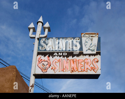 Santi e peccatori segno in un negozio di liquori in Espanola New Mexico Foto Stock