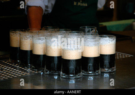 Forte birra alla spina scura servita in grandi bicchieri al bar ristorante U Fleku nel quartiere nove Mesto di Praga repubblica Ceca Foto Stock