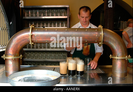 Forti birre alla spina scure servite al bar ristorante U Fleku nel quartiere nove Mesto di Praga repubblica Ceca Foto Stock