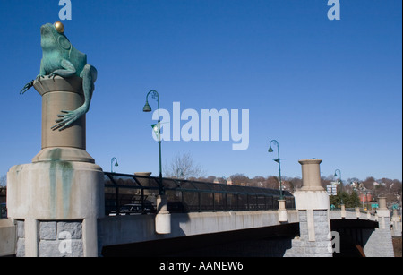 Ponte Willimantic nel Connecticut dispone di rane sulla parte superiore delle bobine di filo Foto Stock