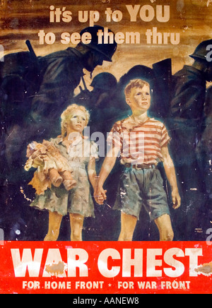 Poster di propaganda vintage della seconda guerra mondiale che promuove il patriottismo e l'unità, con colori audaci e uno stile grafico classico in tempo di guerra. Foto Stock