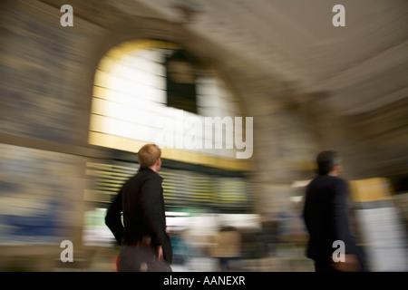 Pendolari correre attraverso Sao Bento Stazione ferroviaria Oporto portogallo Foto Stock