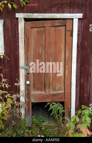 Porta ad un vecchio log cabin, Dawson City, Yukon, Canada Foto Stock