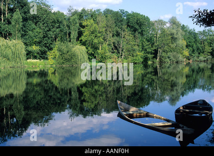 Piccole barche sul fiume Dordogna. Lotto. La Francia. Foto Stock