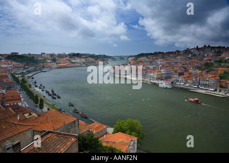 Fiume Douro guardando verso il quartiere Ribeira Oporto portogallo Foto Stock