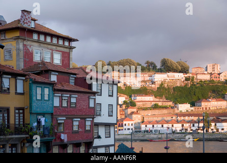 Vista sul fiume Douro verso Vila Nova de Gaia dal Ribeira Oporto portogallo Foto Stock
