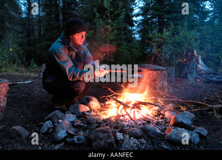 Per la cottura sul fuoco vicino al 30miglio si restringe la sezione, Teslin River, Yukon, Canada Foto Stock