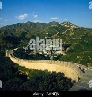 La Grande Muraglia a Badaling Pass serpeggiando come colpi di scena nelle montagne della provincia di Hebei, Cina Foto Stock