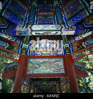 Dettaglio del tetto della magnifica brillante colorato mosaico nel lungo corridoio del palazzo d'Estate a Pechino in Cina Foto Stock