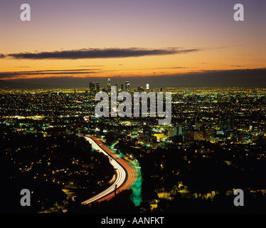 Alba su LOS ANGELES negli anni '1990 con strisce di luci sull'autostrada 101 da Mulholland Drive sopra LA Los Angeles California USA retro Image Foto Stock