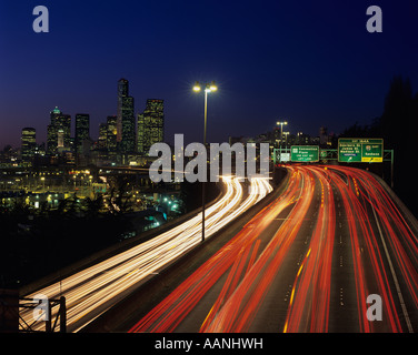 Immagine retrò dello skyline di Seattle illuminata al crepuscolo con i semafori della città e il traffico dell'auto sull'Interstate Highway 5 Seattle, Washington state USA Foto Stock