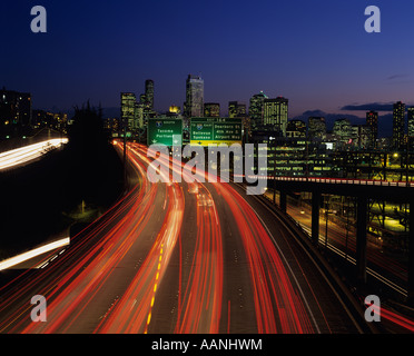 Immagine retrò dello skyline di Seattle illuminata al crepuscolo con i semafori della città e il traffico dell'auto sull'Interstate Highway 5 Seattle, Washington state USA Foto Stock