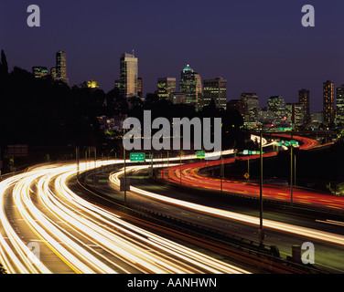 Immagine retrò dello skyline di Seattle illuminata al crepuscolo con i semafori della città e il traffico dell'auto sull'Interstate Highway 5 Seattle, Washington state USA Foto Stock