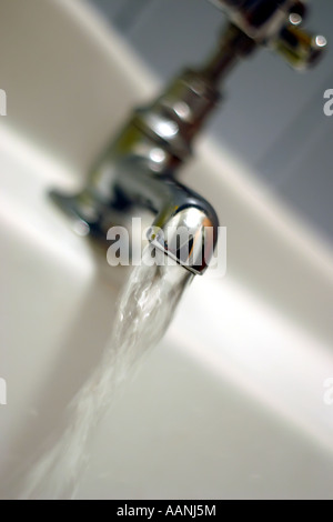 Immagine ravvicinata di acqua in esecuzione dal vecchio tipo di rubinetto rubinetto Foto Stock