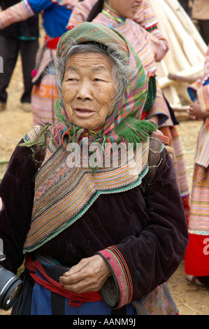 Vecchia/donna anziana dalla Flower Hmong hill tribe, presso il settimanale può cau mercato, Sapa Area, Vietnam. Foto Stock
