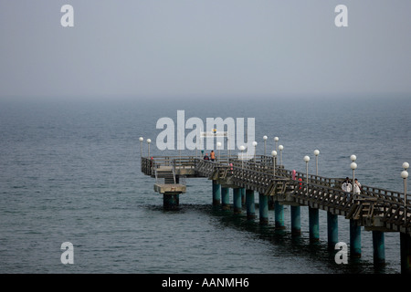 Passerella in legno sul Mar Baltico alla località balneare di Heiligendamm nel Mecklenburg West Pomerania, Germania Foto Stock