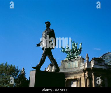 Statua del generale de Gaulle sugli Champs Elysées, Parigi, Francia. Foto Stock