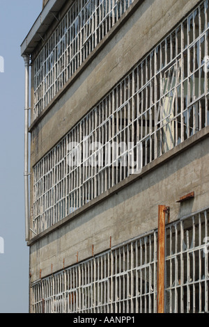 Fracassato windows abbandonati nella ex fabbrica industriale Foto Stock