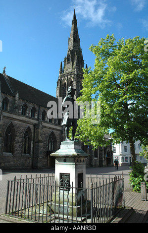 Lichfield piazza del mercato Staffordshire Inghilterra che mostra la statua di Boswell e St Mary s chiesa Foto Stock