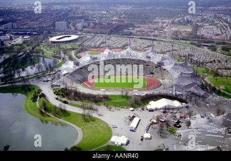 Stadio Olimpico e Parco Olympia visto dalla torre olimpica di Monaco di Baviera Germania Foto Stock