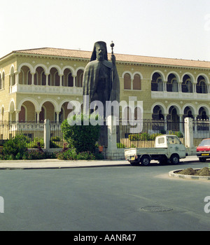L Arcivescovo Makarios III statua in suo luogo originario di fronte gli arcivescovi palace Nicosia Cipro è stata spostata verso la montagna di Troodos Foto Stock