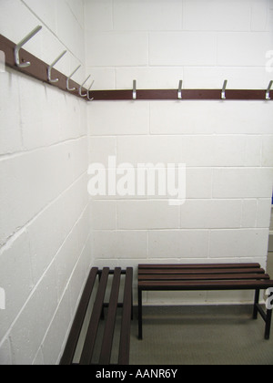 Panche e appendiabiti in spogliatoio Foto Stock