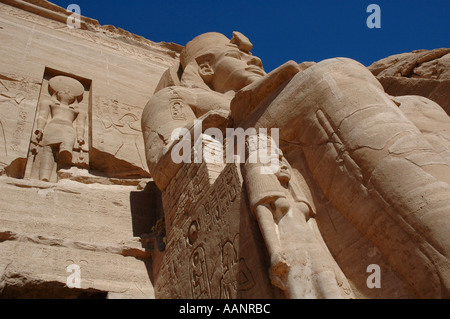 Grande Tempio di Ramses II Abu Simbel Egitto Closeup della sola statua di Ramses II e hawk intitolata Dio sole Ra Foto Stock