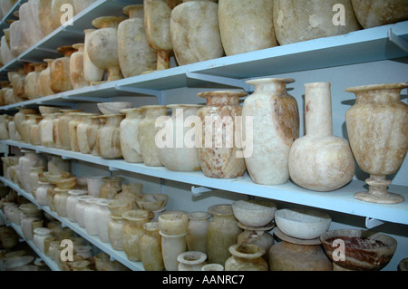 Ornamenti di alabastro in vendita nel tipico del turismo egiziano shop Foto Stock