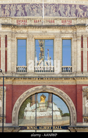 La riflessione dell'Albert Memorial nelle finestre del Royal Albert Hall di Londra Foto Stock