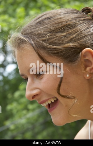 Giovane donna sorridente Foto Stock