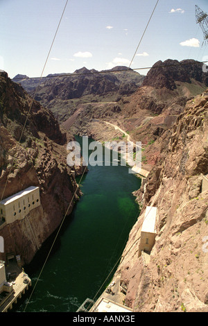 Vista del fiume Colorado dalla parte superiore della Diga di Hoover Arizona Nevada border USA prima della nuova strada è stata costruita Foto Stock