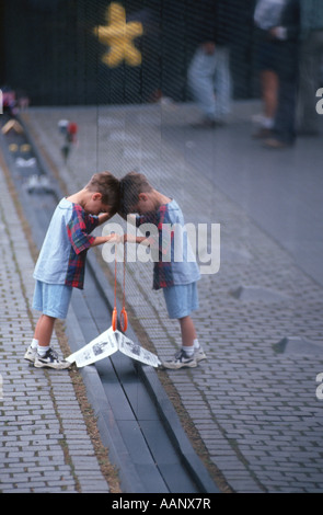 Ragazzo in Vietnam Memorial, STATI UNITI D'AMERICA, Washington DC Foto Stock