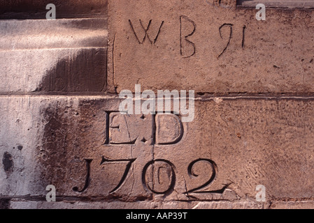 Graffiti contrassegnato 1991 in contrasto con il latino dedicazione della chiesa guglia contrassegnato 1702, St Brides Chiesa, Fleet Street, Londra Foto Stock