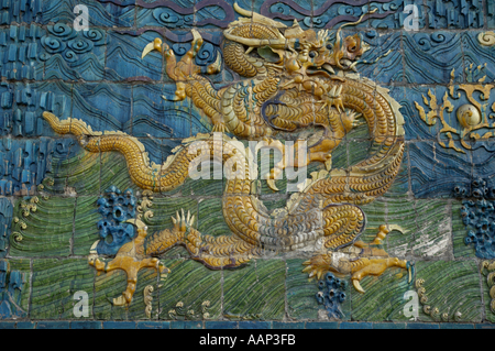 Ornato e decorativo drago cinese pittura su nove Dragon schermo in Datong, Shanxi, Cina. Foto Stock