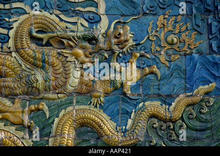 Ornato e drago decorative su nove Dragon schermo in Datong, Shanxi, Cina. Foto Stock