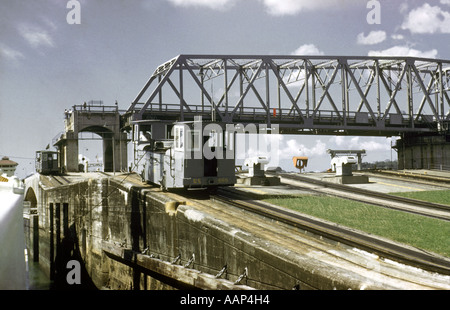 Un 'Pacific blocca Mule' (686) serie di locomotive di traino al lavoro nel Canale di Panama nel 1958 Foto Stock