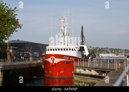 Rosso Grande barca da pesca naviga attraverso il Hiram Chittenden blocca in Seattle WA Foto Stock