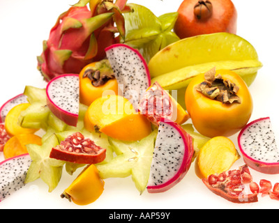 E una selezione di fresche mature Sano frutta tropicale tra cui Dragon Frutta Frutta Sharon Star Fruit e melograni con n. di persone Foto Stock