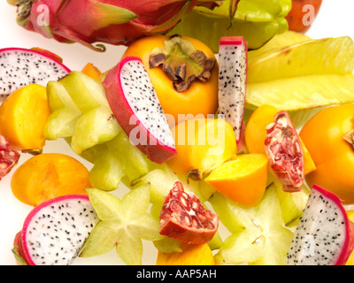 E una selezione di fresche mature Sano frutta tropicale tra cui Dragon Frutta Frutta Sharon Star Fruit e melograni con n. di persone Foto Stock