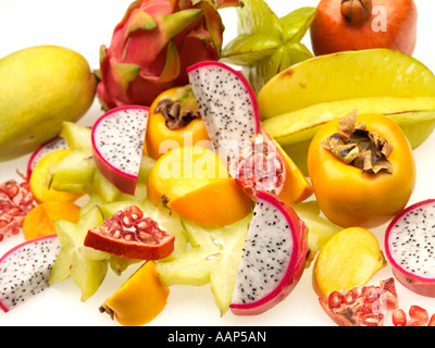 E una selezione di fresche mature Sano frutta tropicale tra cui Dragon Frutta Frutta Sharon Star Fruit e melograni con n. di persone Foto Stock