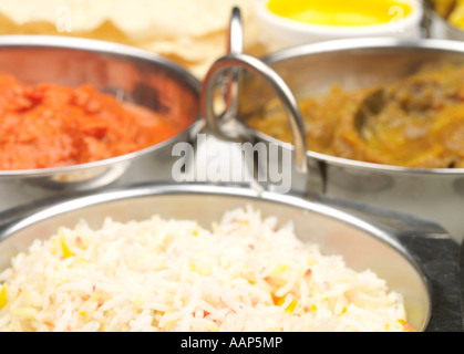 Fresco Stile Indiano Curry a buffet con una scelta di autentica e curry e piatti laterali con n. di persone Foto Stock