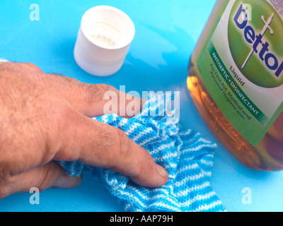 Disinfezione delle superfici dure, secondo le linee guida governative di Coronavirus Pandemic sull'igiene domestica, utilizzando UNA bottiglia di disinfettante Dettol popolare Foto Stock