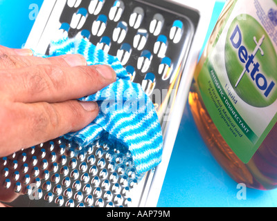 Disinfezione delle superfici dure, secondo le linee guida governative di Coronavirus Pandemic sull'igiene domestica, utilizzando UNA bottiglia di disinfettante Dettol popolare Foto Stock