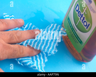 Disinfezione delle superfici dure, secondo le linee guida governative di Coronavirus Pandemic sull'igiene domestica, utilizzando UNA bottiglia di disinfettante Dettol popolare Foto Stock