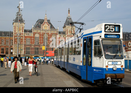 Paesi Bassi Amsterdam Stazione Centrale dei treni e tram 25 Foto Stock