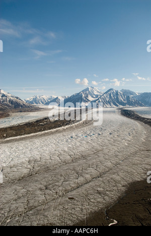 Ghiacciaio Kaskawulsh fluente attraverso il st Elias montagne del Parco Nazionale Kluane Yukon Canada una vittima del cambiamento climatico Foto Stock