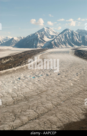 Ghiacciaio Kaskawulsh fluente attraverso il st Elias montagne del Parco Nazionale Kluane Yukon Canada una vittima del cambiamento climatico Foto Stock