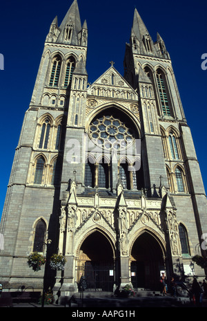 Truro Cathedral blue skies Cornwall Inghilterra ku gb Foto Stock