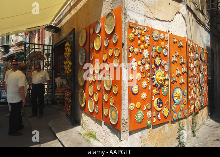 Monreale Sicilia ceramiche decorate colorato display a muro per la vendita al di fuori del negozio Foto Stock