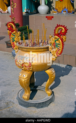 Bruciare incenso in pentola, Diecimila Buddha Monastero, Sha Tin, Nuovi Territori di Hong Kong, Cina Foto Stock